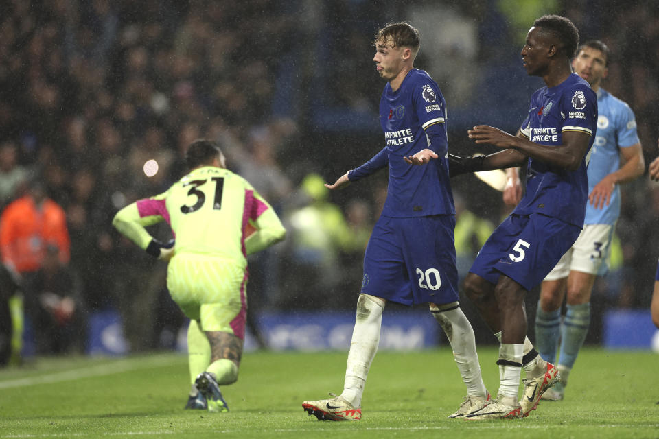 Chelsea's Cole Palmer, centre, celebrates after scoring his side's fourth goal during the English Premier League soccer match between Chelsea and Manchester City at Stamford Bridge stadium in London, Sunday, Nov. 12, 2023. (AP Photo/Ian Walton)