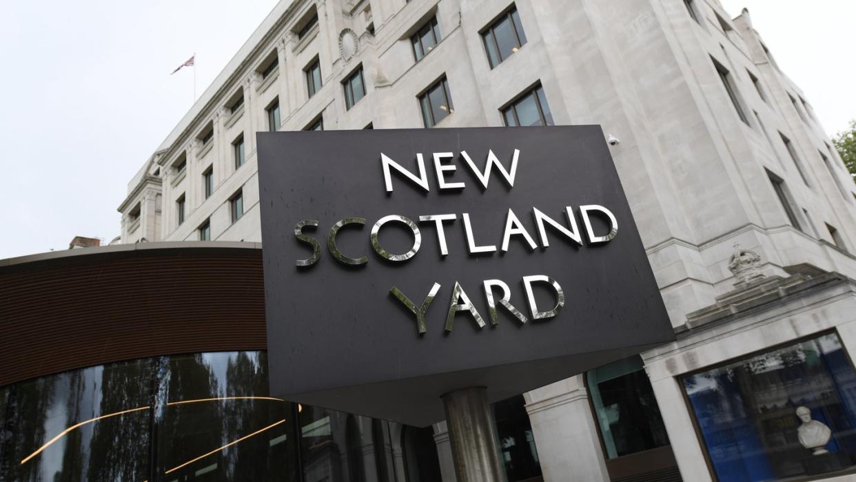 Hacker haben sich Zugang zu dem Twitter-Account der Londoner Polizei in Scotland Yard verschafft. Foto: Arne Dedert/Archiv