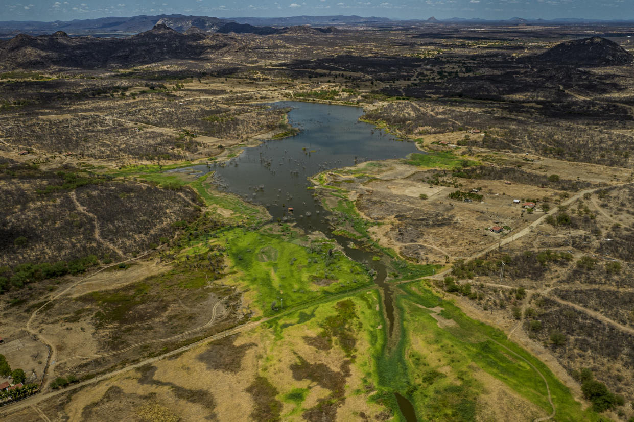 Una vía fluvial represada cerca de Parelhas, en la árida región de Seridó al noreste de Brasil, el 31 de octubre de 2021. (Victor Moriyama/The New York Times).