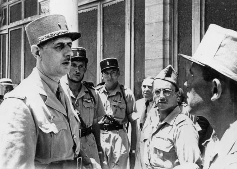 Photo diffusée par le Musée de l'Ordre de la Libération montrant le Général de Gaulle (g) et le lieutenant Hubert Germain (c) en juin 1943 pendant la campagne de Tunisie - Handout © 2019 AFP