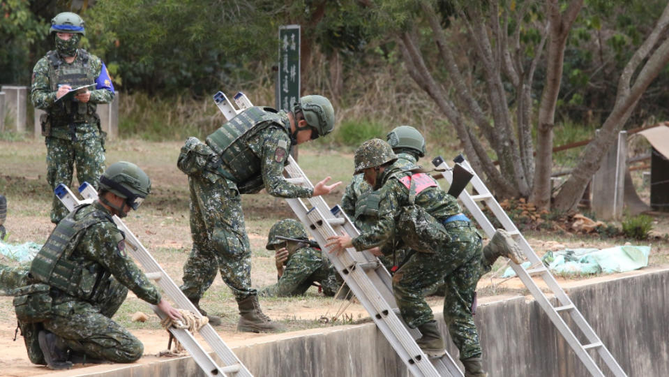 國軍於成功嶺進行戰術行軍、震撼教育、戰傷救護等項目。資料照片，郭宏章攝