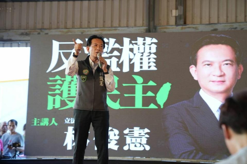 民進黨台南市黨部 15 日下午在東區關帝殿前，舉辦「反擴權、護民主」宣講。   圖：翻攝自林俊憲臉書