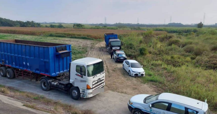 台南警方查扣犯案用的2輛大貨車、1輛板車、1輛怪手，並通報台南市環保局、水利署第五河川局依廢棄物清理法著手偵辦中。(圖／翻攝網路)