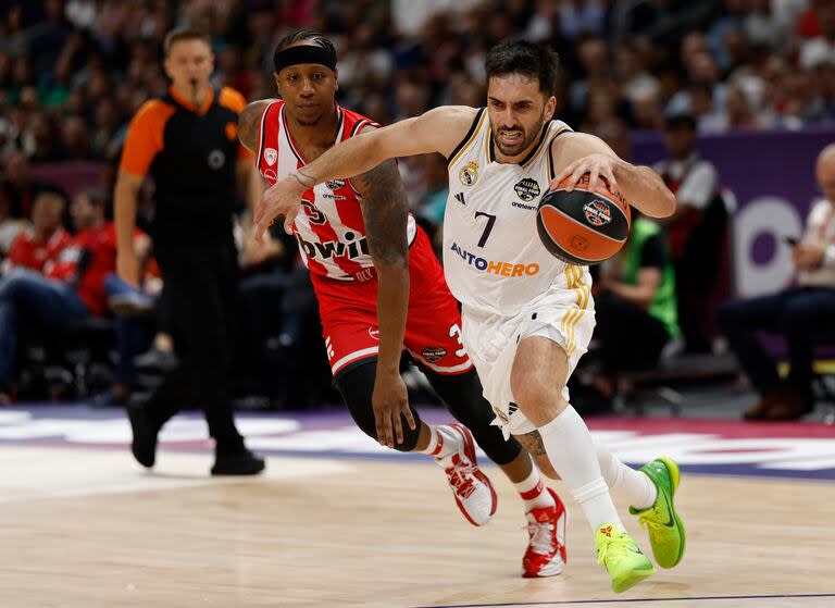 Facundo Campazzo lleva la pelota rumbo al aro seguido de Isaiah Canaan (3) durante el triunfo de Real Madrid sobre Olympiakos en Berlín.