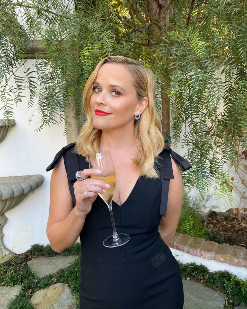 Reese Witherspoon escogió un diseño de Nicolas Ghesquière, director creativo de Louis Vuitton, para ver desde casa la ceremonia más corta de los 'Oscars' de la televisión. (Foto: Instagram / <a href="https://www.instagram.com/p/CFYMEICA5wP/" rel="nofollow noopener" target="_blank" data-ylk="slk:@reesewitherspoon;elm:context_link;itc:0;sec:content-canvas" class="link ">@reesewitherspoon</a>)