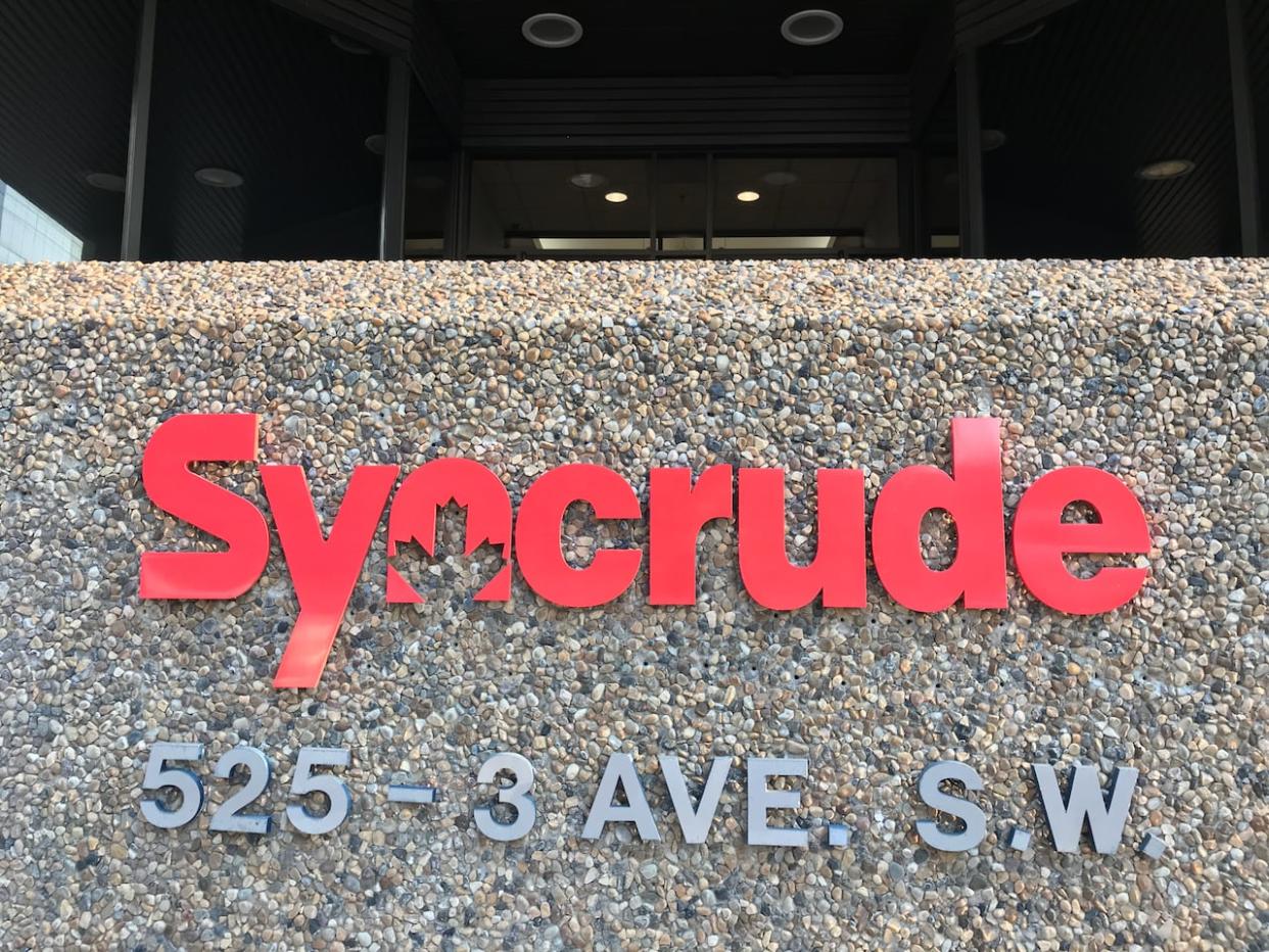 Oilsands operator Syncrude Canada Ltd. has been ordered to pay a $390,000 penalty in relation to the death of a worker in 2021.  (David Bell/CBC - image credit)