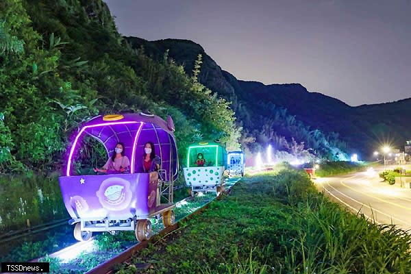 仲夏夜騎乘微光的河豚車享受深澳夜間迷人浪漫燈光。（圖：新北觀旅局提供）