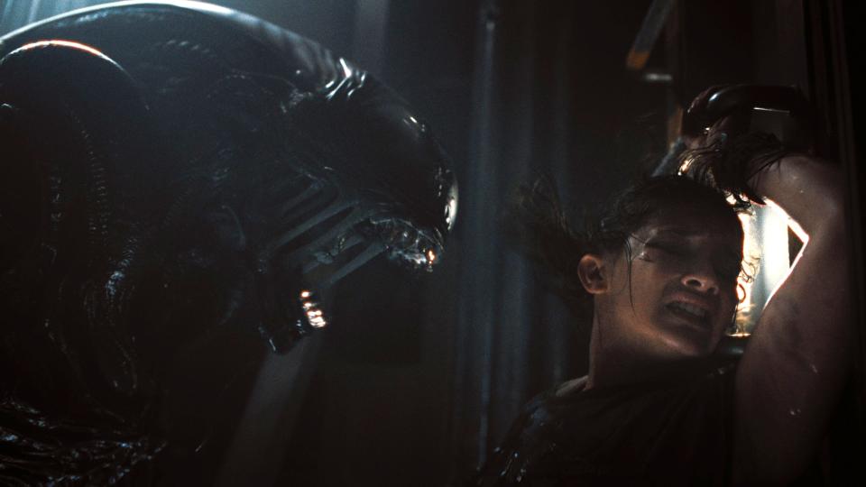 Cailee Spaeny faces off with a Xenomorph in 