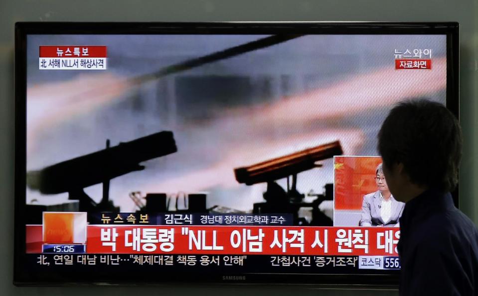 A man watches a television news program reporting about North Korea's live-fire artillery drills at a Seoul train station in Seoul, South Korea, Tuesday, April 29, 2014. North Korea conducted live-fire artillery drills Tuesday near the countries' disputed western sea boundary, South Korean military officials said, in a possible indication of rising frustration in Pyongyang as it unsuccessfully pushes for outside aid. (AP Photo/Lee Jin-man)