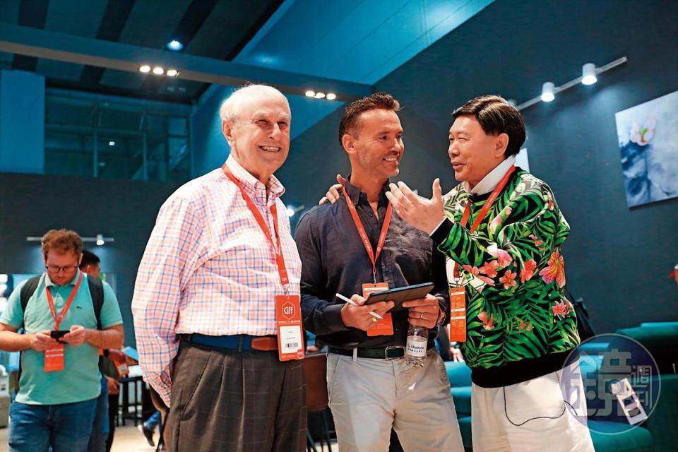 謝貞德（右）認為只有當地人可以了解當地市場，各國分公司總經理都是在地人。中為全球執行長Danny Scaunich，左為在美家具界有重量級地位的全球主席James Riddle。