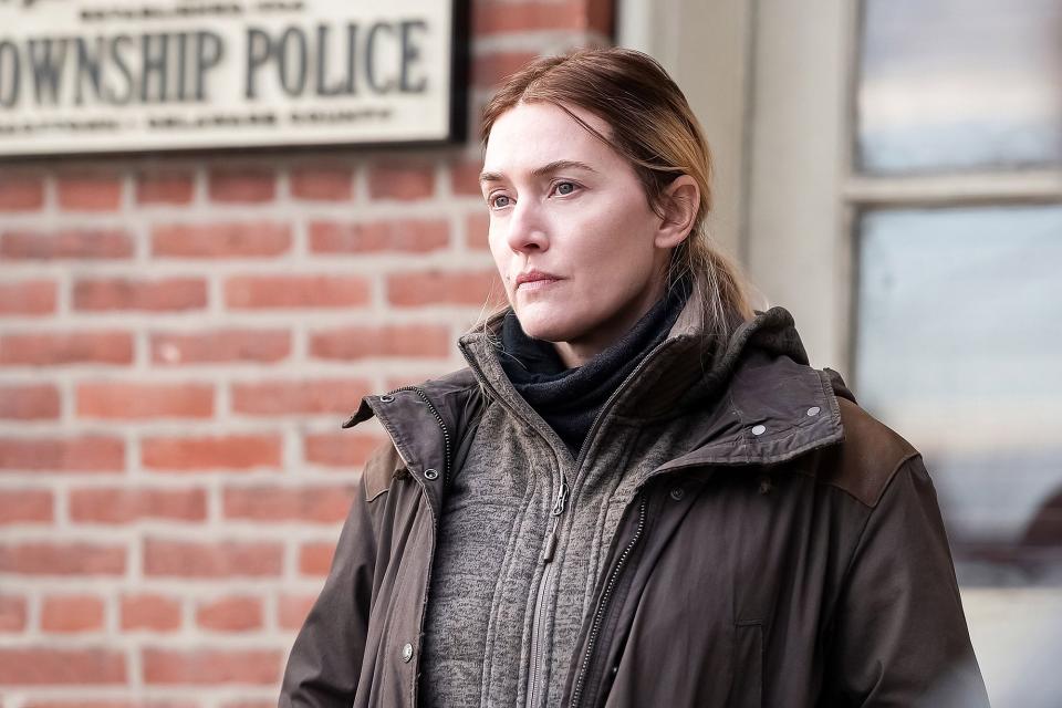 Die Polizistin Mare Sheehan (Kate Winslet) hat nicht viel zu lachen in der Kleinstadt Easttown. Ebenso wie die Anwohner einer Ortschaft in Pennsylvania, in der die Dreharbeiten zur Miniserie stattfanden. Sie fühlen sich von den Serientouristen belästigt. (Bild: ddp/LMKMEDIA Ltd.)