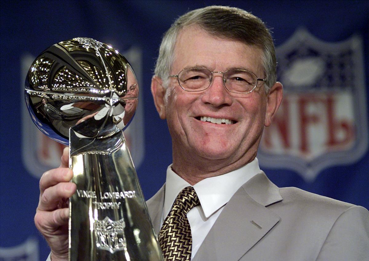 Head coach Dan Reeves of the Atlanta Falcons looks on during the NFL  News Photo - Getty Images