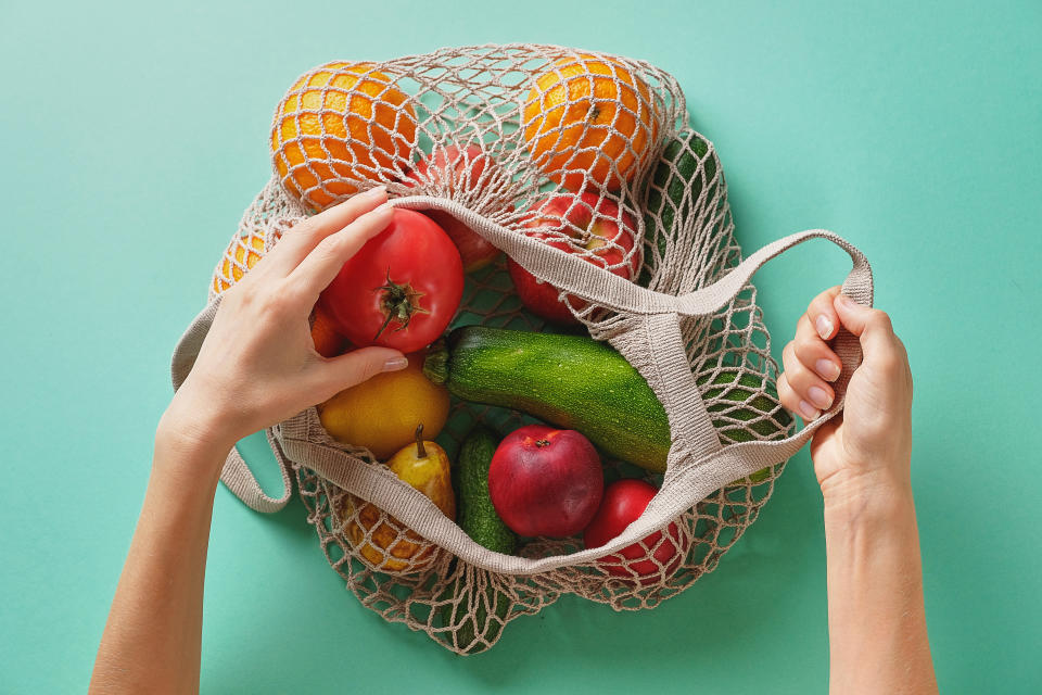 Die Ökobilanz von Einweg-Tragetaschen ist miserabel. Besser: wiederverwendbare Stoffbeutel für loses Obst oder Gemüse sowie Netztaschen für den kompletten Einkauf. (Bild: Getty Images)