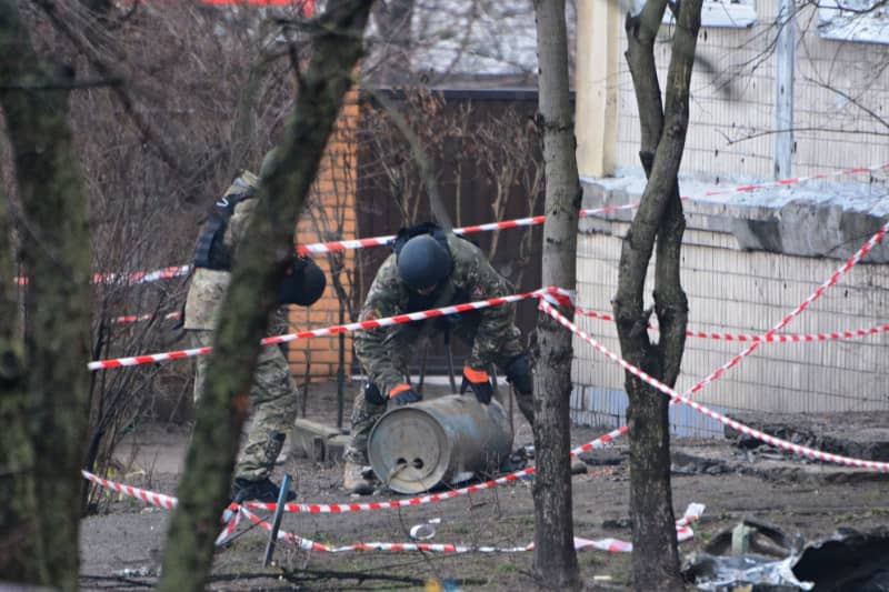 Ukrainian explosives technicians load a fragment of a missile onto a special demining armoured truck outside of a five-storey residential building after a missile attack in Kiev. Aleksandr Gusev/SOPA Images via ZUMA Press Wire/dpa