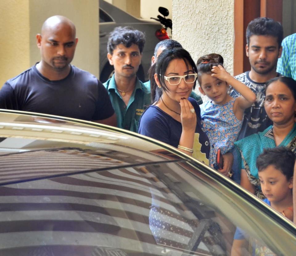 Sanjay Dutt heads back to jail, family bids farewell