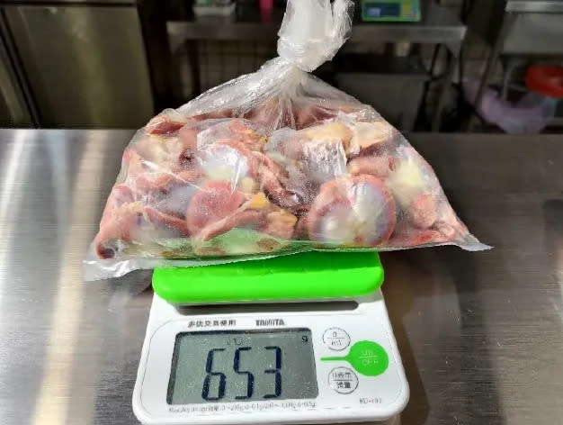 <strong>臺北市政府衛生局針對市售通路執行生鮮禽畜肉品（含蛋）抽驗，檢驗結果有7件不符合動物用藥殘留規定。（圖／北市衛生局提供）</strong>