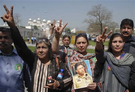 Supporters of former Pakistani President Pervez Musharraf gesture outside the Special Court formed to try him for treason in Islamabad March 31, 2014. REUTERS/Stringer