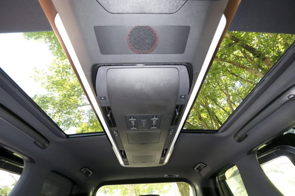 左右獨立全景式電動天窗可為乘客帶來開闊的空間感；同時光條式的室內燈也能提升整體車室質感。