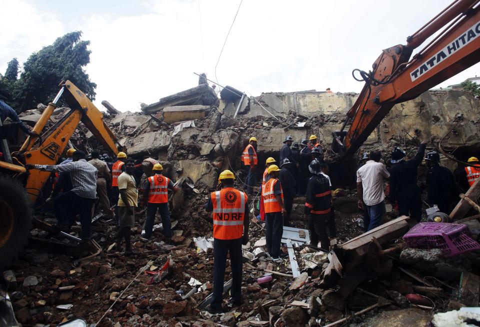 Rescue crews search for survivors the site of a collapsed residential building in Mumbai September 27, 2013. (REUTERS/Danish Siddiqui)