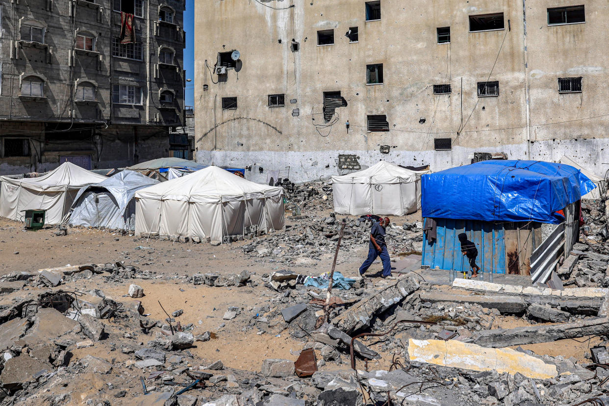 Des tentes devant des bâtiments bombardés à Rafah, dans la bande de Gaza, le 9 avril 2024.