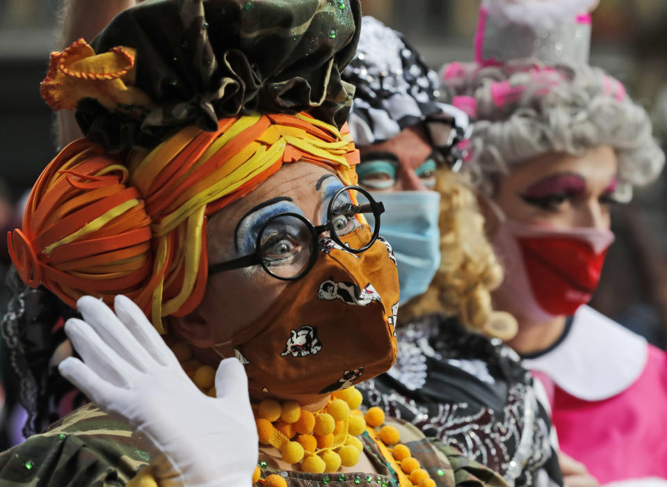 Actores vestidos como damas de la pantomima británica posan para fotógrafos antes de marchar hasta el Parlamento para exigir un mayor apoyo al sector teatral durante la pandemia de coronavirus, el miércoles 30 de septiembre del 2020 en Londres. (AP Foto/Frank Augstein)