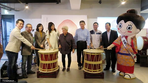 和平島公園「共島季」系列活動正式展開，與會貴賓一同敲響太鼓揭開活動序幕。<br /><br />（記者王世明攝）