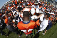 <p>Denver Broncos outside linebacker Von Miller signs autographs for fans after drills during the team’s opening session of NFL football training camp, July 28, 2016 in Englewood, Colo. (Photo: David Zalubowski/AP)</p>