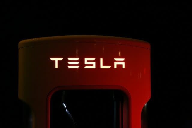 Tesla sigue sumando marcas a su 'supercargador'