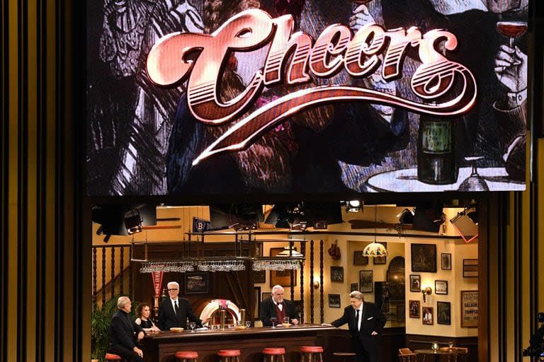 Parte del elenco de Cheers: Ted Danson, Rhea Perlman, Kelsey Grammer, John Ratzenberger y George Wendt