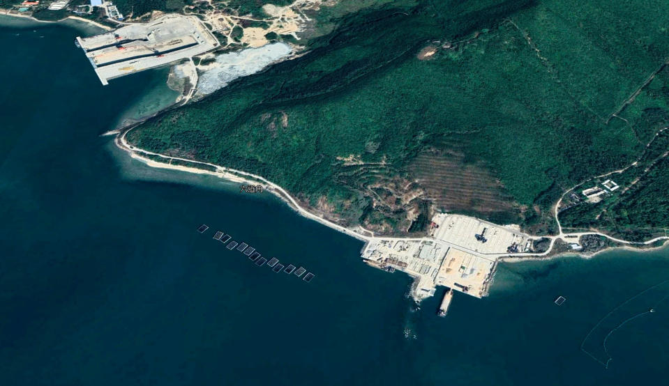 衛星照片顯示，中國海軍在榆林海軍基地興建至少三個新海軍港口。   圖：翻攝自Google Earth