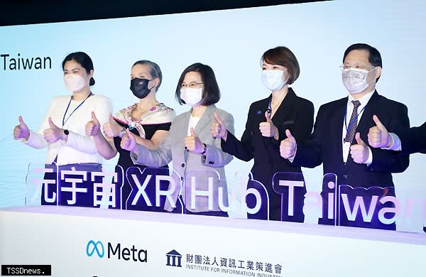 Meta元宇宙XR Hub Taiwan社群空間昨（六）日在台北舉行啟用典禮，總統蔡英文（中）、經濟部次長林全能（右）、美國在台協會（AIT）處長孫曉雅（Sandra Oudkirk）（左二）及Meta大中華區業務總經理朱怡靜（右2）等嘉賓出席見證。（中央社）