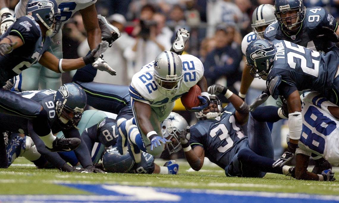 -- NO MAGS, NO SALES -- KRT SPORTS STORY SLUGGED: SEAHAWKS-COWBOYS KRT PHOTOGRAPH BY KHAMPHA BOUAPHANH/FORT WORTH STAR-TELEGRAM (DALLAS OUT) (October 27) IRVING, TX -- Dallas Cowboys’ running back Emmitt Smith, center, breaks Walter Payton’s record on this play in the fourth quarter of his team’s game against the Seattle Seahawks at Texas Stadium on Sunday, October 27, 2002. (FT) NC KD 2002 (Horiz) (mvw) ORG XMIT: KRT