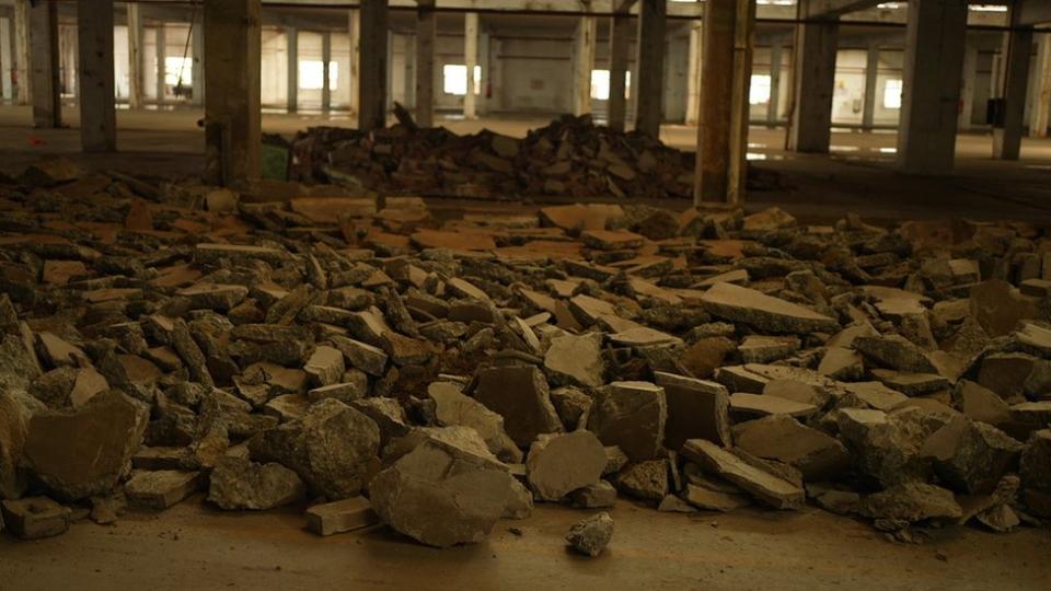 東莞這家曾經繁榮的家具製造廠的地面上布滿了拆卸廠房留下的瓦礫。