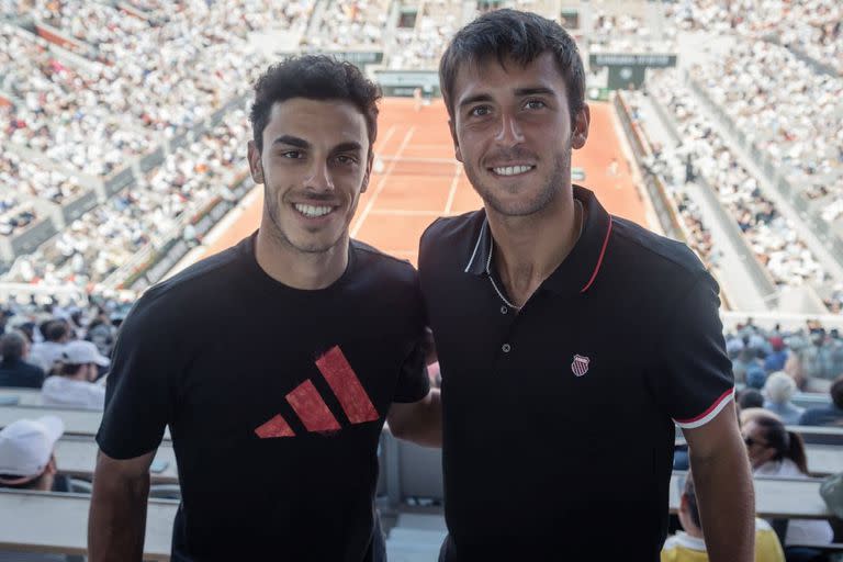 Francisco Cerúndolo y Tomás Etcheverry, en el court central de Roland Garros; este lunes, cada uno intentará avanzar a los cuartos de final en París