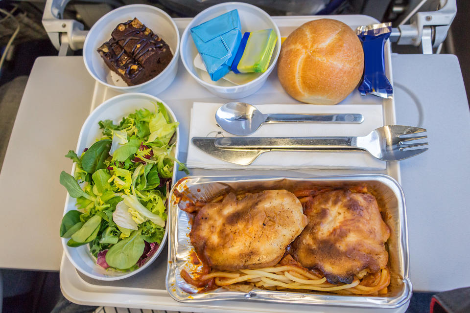 A in-flight meal on board a flight from Europe to America in economy class. (Photo: RUBEN RAMOS via Getty Images)