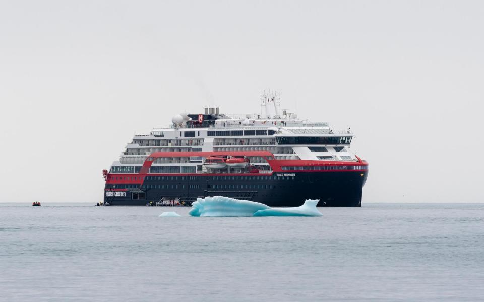 Hurtigruten MS Roald Amundsen - Hurtigruten