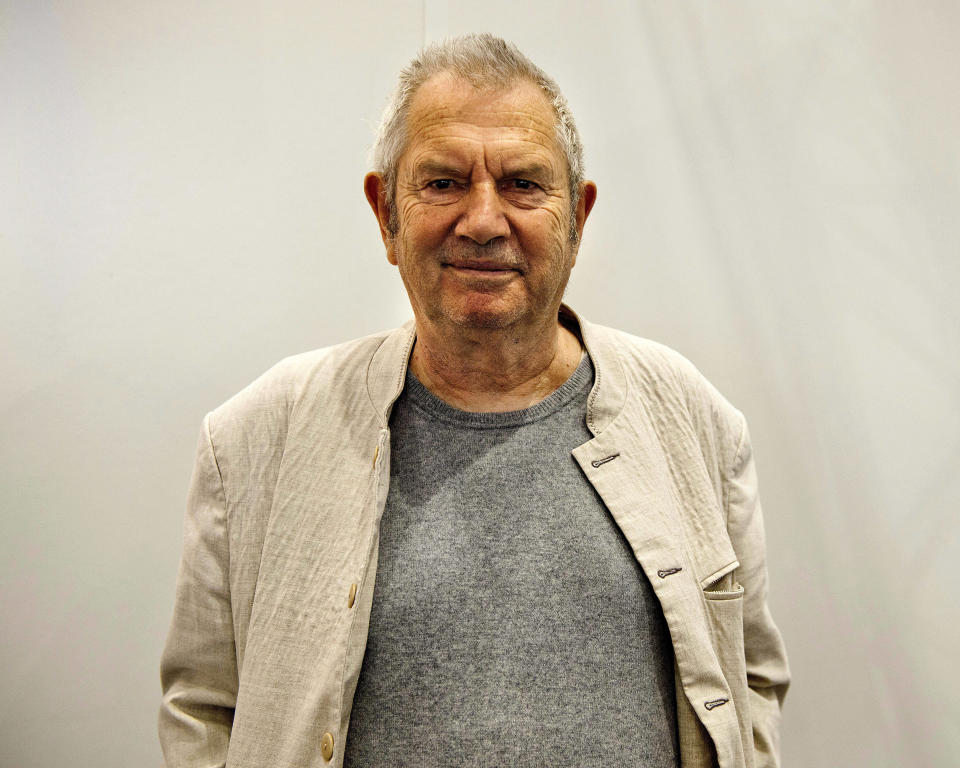 Portrait de l'artiste français d'origine suisse, Ben (de son vrai nom Benjamin Vautier) faisant partie de l'avant-garde artistique post-moderne au Salon du Livre et de la Presse à Genève en Suisse le 29 avril 2015. Artiste Fluxus, Artiste Performeur, Art Conceptuel, apparenté au Mouvement Lettriste. (Photo by Jean-Marc ZAORSKI/Gamma-Rapho via Getty Images)