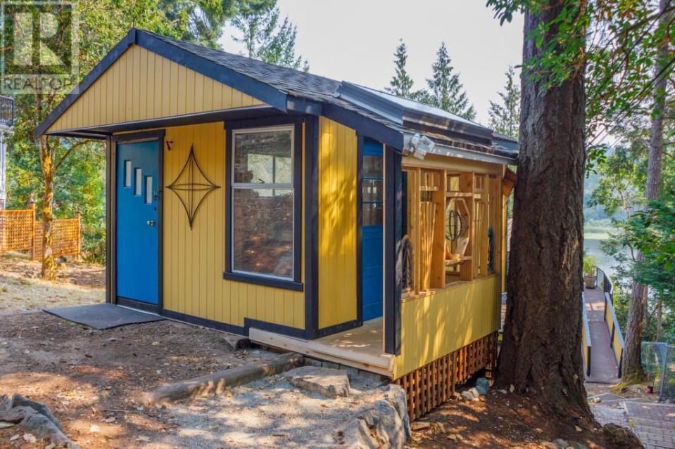 <p><span>2615 Savory Rd., Victoria, B.C.</span><br> There’s also a separate building on the property, ideal for a workshop, office or storage.<br> (Photo: Zoocasa) </p>