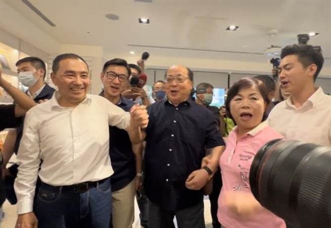 前台中市長胡志強讚侯友宜「為了台灣，前面有再大的危機也不怕，只有他可以帶給大家更好的未來」。(林欣儀攝)