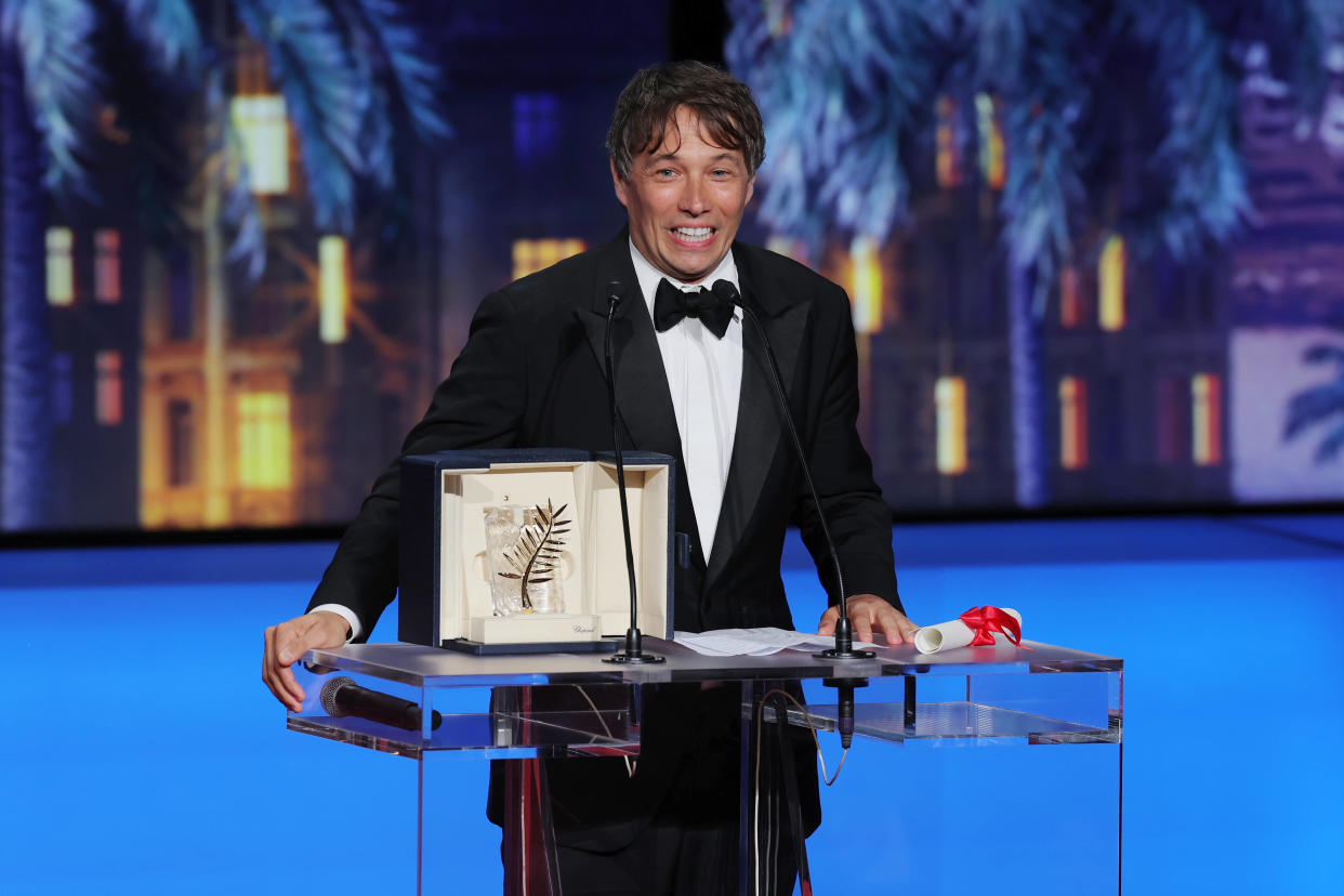 Sean Baker, ici sur la scène du Grand Théâtre Lumière, à Cannes, samedi 25 mai.