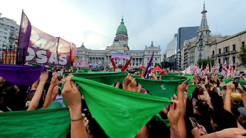阿根廷2024國際婦女節遊行 高舉綠色手帕 阿根廷2024年國際婦女節遊行，婦女集結阿根廷國會 前，高舉綠色手帕呼籲正視女性權益，以標語「我們 是潮汐，我們將是海嘯」，向總統米雷伊傳達現今社 會面臨的飢餓及政策議題。 中央社記者黃韻如布宜諾斯艾利斯攝  113年3月8日 