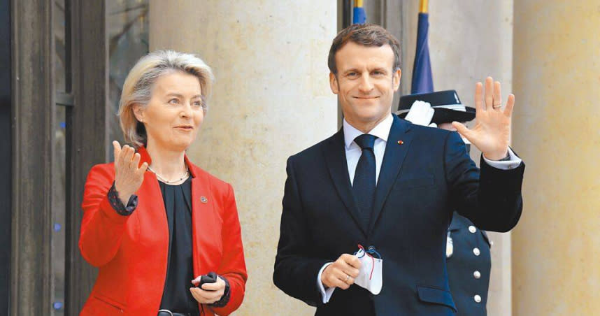 法國總統馬克宏（右）和歐盟執委會主席范德賴恩（左），將於4月5日至7日訪問北京。圖為2月兩人在巴黎見面。（圖／中新社）
