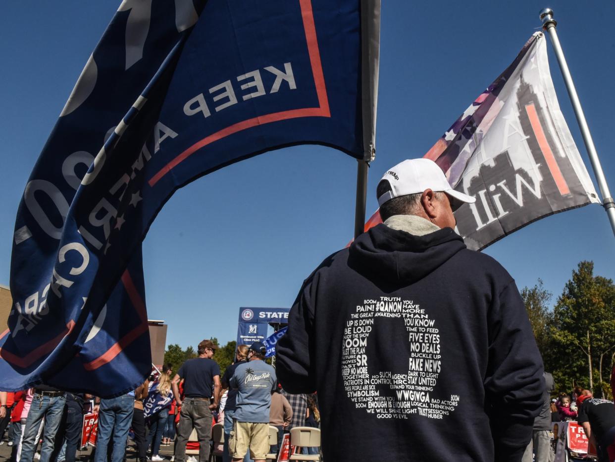 Los partidarios de Donald Trump visten ropa de la marca QAnon en el mitin (Getty Images)