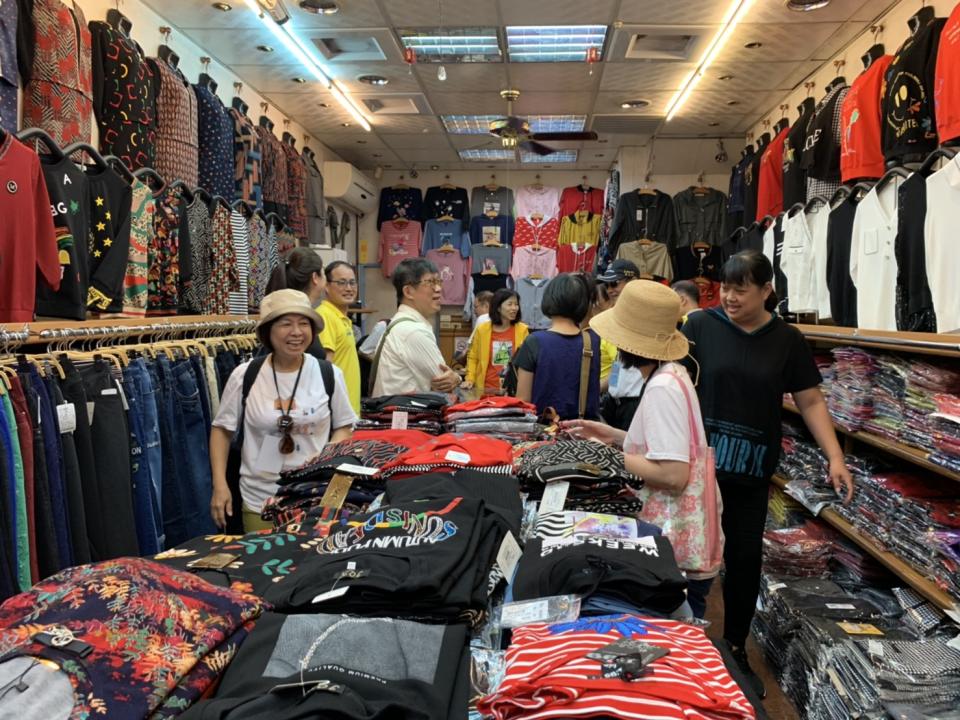 大家逛到傳統服飾店超開心。   主辦單位/提供