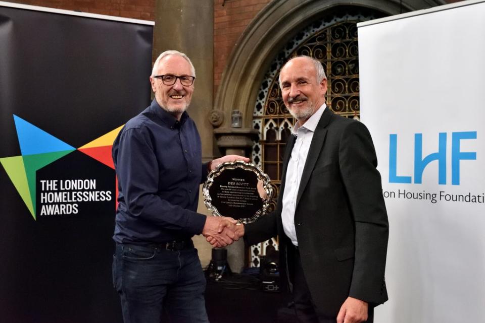 Des Scott (left) receives the Evening Standard Homeless Fund Award from the Evening Standard’s Editor Emeritus Doug Wills. (London Homelessness Awards / Jo Mieszkowski)