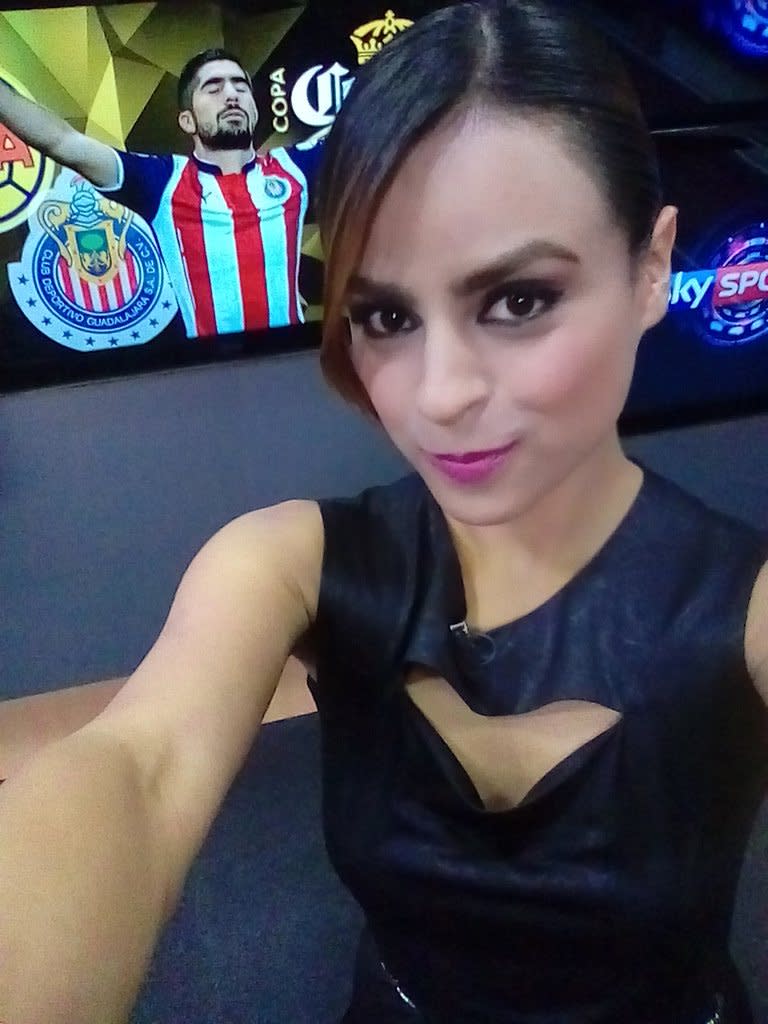 Iris Cisneros debutará narrando este sábado partido en Univisión. Foto: Twitter/@iriscisneros_