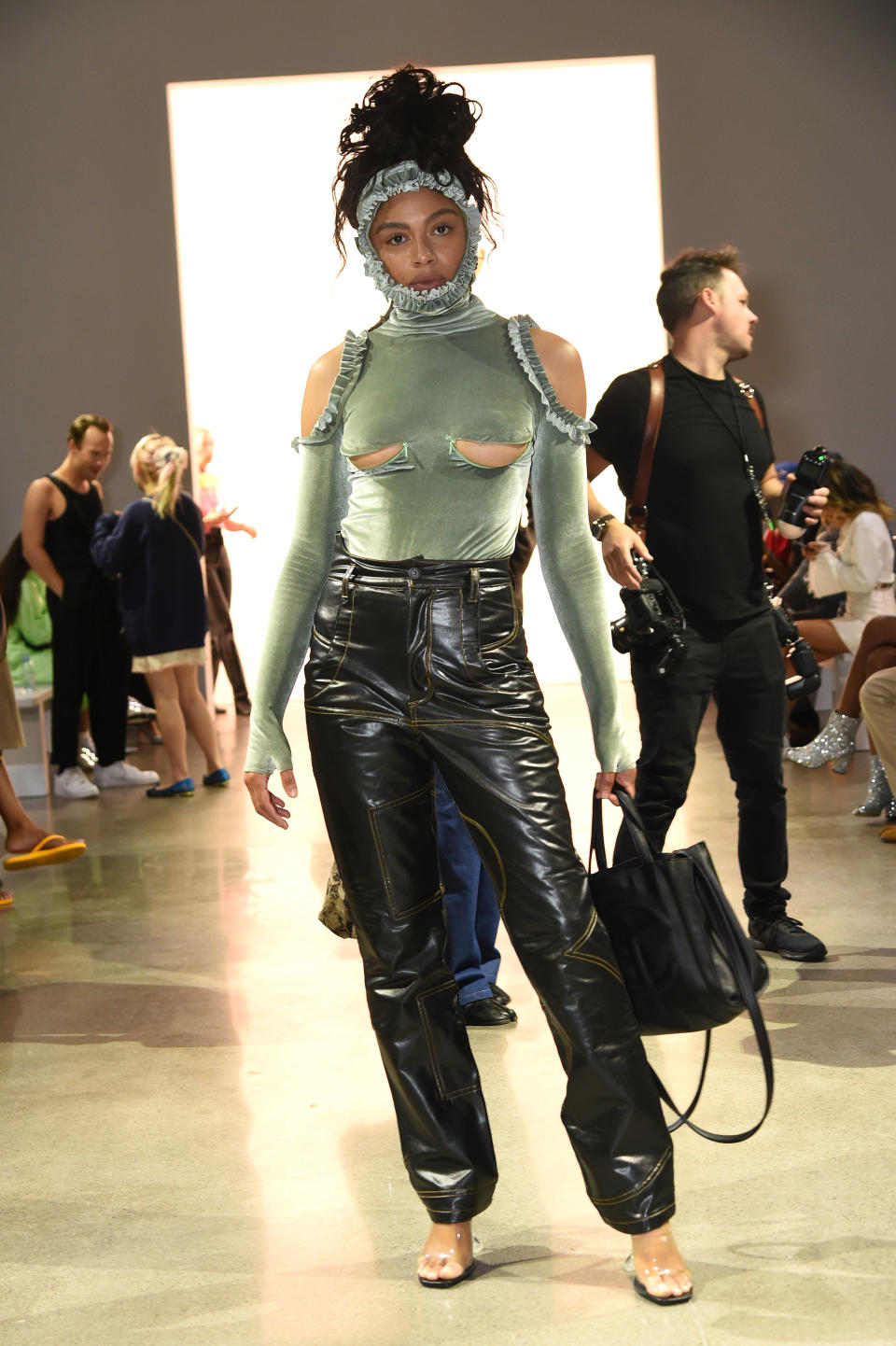 Musikerin Maluca sah sich die Barragan Modenschau bei der New York Fashion Week an. Foto: Getty