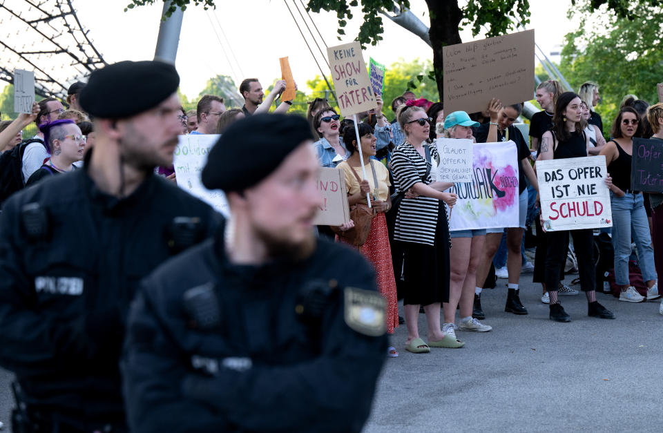 Am Rande der Rammstein-Show in München am 7. Juni kam es zu Protesten gegen die Band. (Bild: Sven Hoppe/dpa)