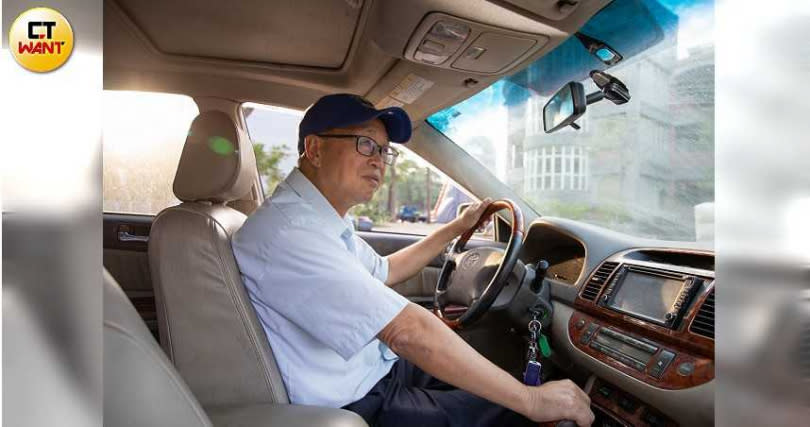 何茂成到各大校園設置跳跳屋都親力親為，包括開車運送各種道具。（圖／宋岱融攝）