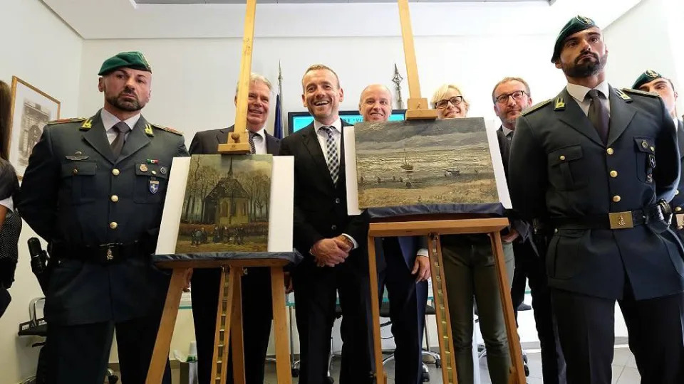 Axel Ruger (C), director del museo Van Gogh, posa junto a dos pinturas recuperadas. Nápoles el 30 de septiembre de 2016.